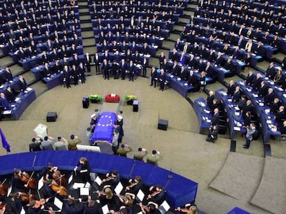 El féretro de Helmut Kohl, cubierto con la bandera europea, en la sede del parlamento europeo.