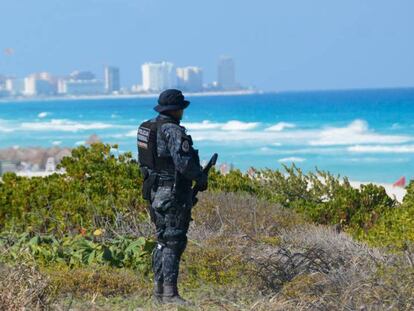 Un agente de la Gendarmería vigila las inmediaciones de la zona hotelera de Cancún.