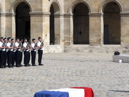 El presidente Macron rinde homenaje ante el féretro de Simone Veil durante su funeral Michel Euler AP. EPV