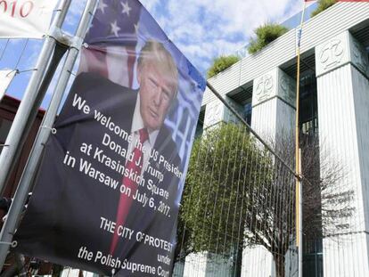Un cartel de bienvenida a Donald Trump en Varsovia, este miércoles.