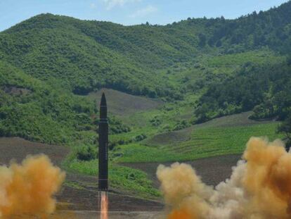 Despegue del misil balístico intercontinental Hwasong-14 en su despegue, en una imagen facilitada por dla Agencia Central de Noticias de Corea de Norte.