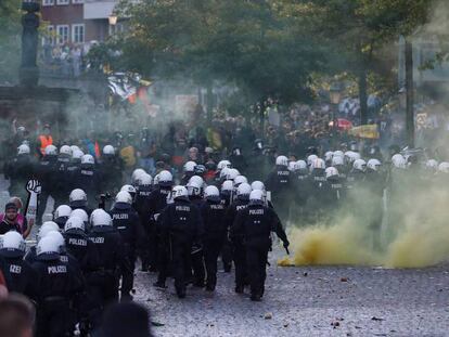 Los antidisturbios entre gases lacrimógenos en la protesta de Hamburgo.
