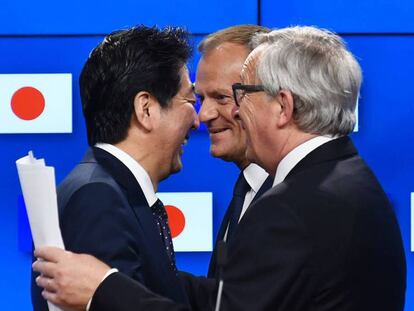 Juncker (derecha) y Tusk felicitan a Shinzo Abe en Bruselas.