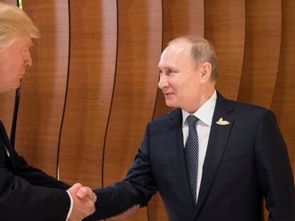 El presidente de EE UU, Donald Trump, se da un apretón de manos con su homólogo ruso, Vladímir Putin, en Hamburgo.