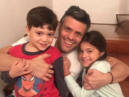 Leopoldo López, con sus hijos, en una foto cedida por su familia.