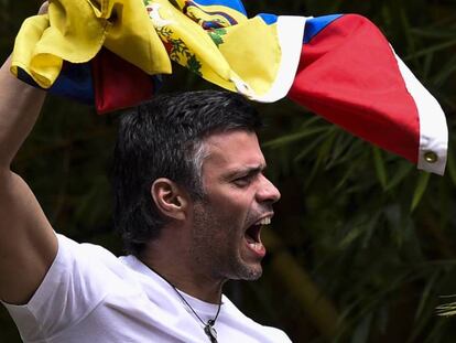 Leopoldo López, con una bandera de Venezuela fuera de su casa.