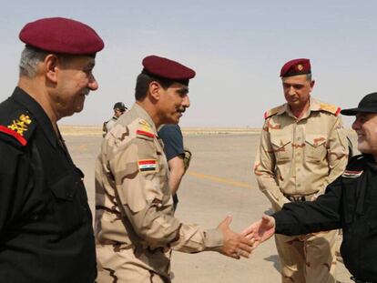 El primer ministro iraquí, Haider al-Abadi, saluda a oficiales de la policía y el ejército este domingo a su llegada a Mosul.