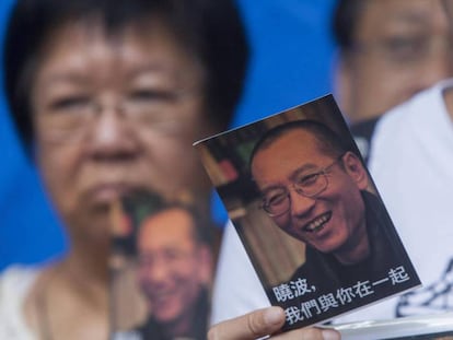 Un activista muestra una de las mil postales con mensajes de apoyo al disidente chino Liu Xiaobo, el 5 de julio. Vídeo: China pide a la ONU que no interfiera en sus decisiones internas.