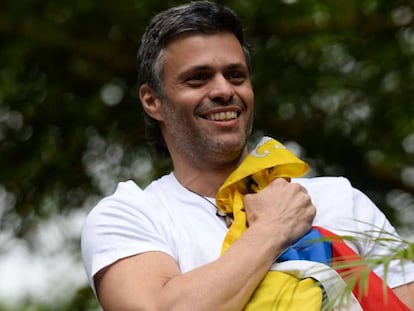 Leopoldo López saluda a sus seguidores desde su casa.