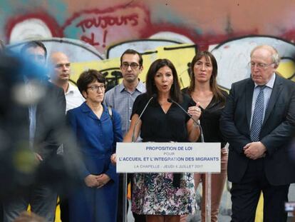La alcaldesa de París, Anne Hidalgo, durante el lanzamiento del programa de acogida a los migrantes en un refugio en La Chapelle.