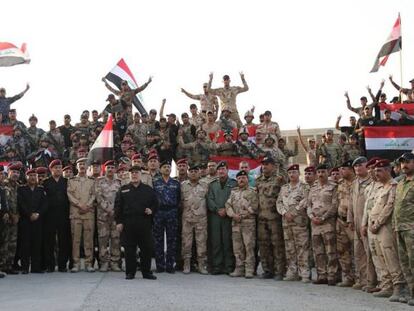 El primer ministro de Irak, Haider al Abadi, junto a soldados iraquíes.