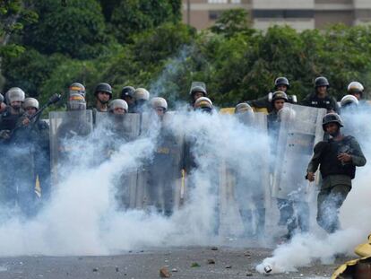 La policía lanza gases lacrimógenos ante el bloqueo de una vía durante las protestas, ayer en Caracas.