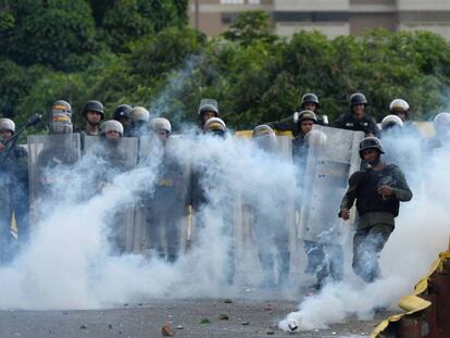 La policía lanza gases lacrimógenos ante el bloqueo de una vía durante las protestas, ayer en Caracas.