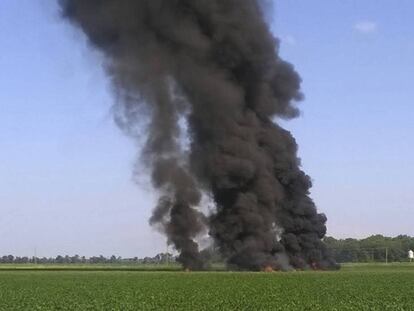 El accidente de avión en Misisipi deja una gran columna de humo.