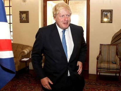 Boris Johnson en la embajada británica en Kuwait, el pasado sábado. En vídeo, declaraciones del ministro de Exteriores.