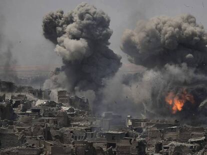 Bombardeos contra los últimos combatientes del ISIS en Mosul, este martes.