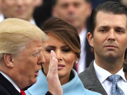 Donald Trump Jr. mira a su padre en la toma de posesión.