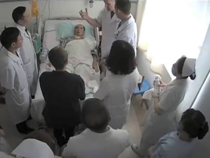 Liu Xiaobo, tumbado en la captura de un vídeo sin fechar ni localizar obtenido el pasado martes.