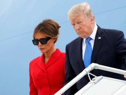 Donald Trump y su esposa, Melania, bajan del avión tras aterrizar en París.