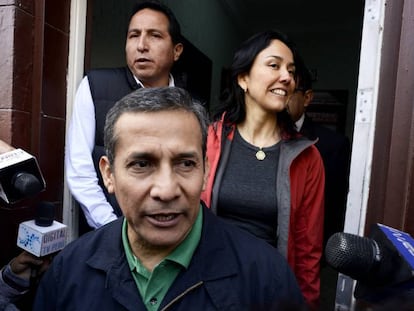 El expresidente de Perú Ollanta Humala abandona junto a su esposa el local de su partido político.