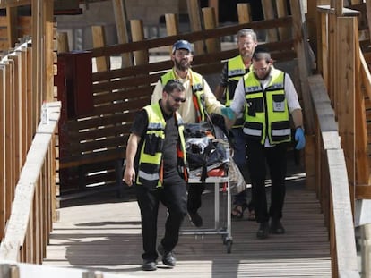 Agentes retiran el cadáver de uno de los tres árabes israelíes del escenario del ataque este viernes en Jerusalén. ABIR SULTAN EFE EPV/ATLAS