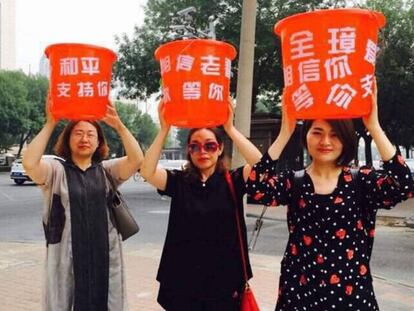 Esposas de disidentes en una protesta. A la izquierda, Wang Qiaoling.