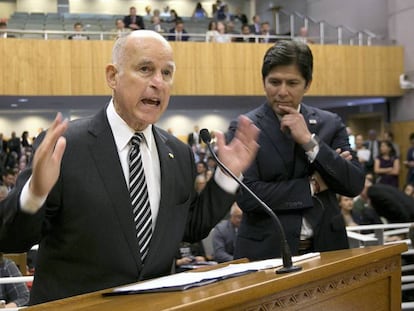 Jerry Brown, durante su discurso, junto al senador Kevin de León.