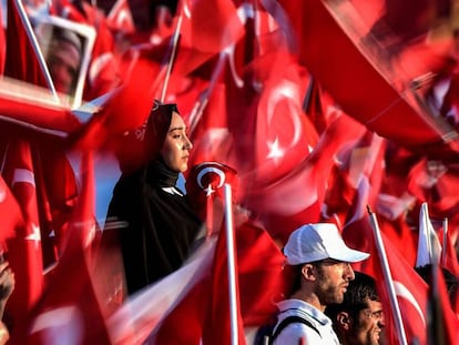 Cientos de miles de turcos conmemoran la derrota del golpe de Estado un año después