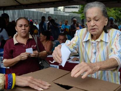 Una venezolana deposita su papeleta este domingo en Caracas.