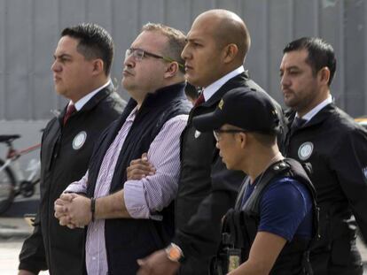 Javier Duarte es escoltado por policías en Guatemala.