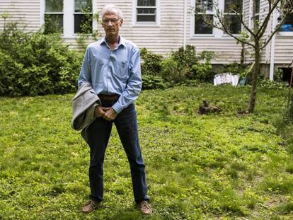 Phil Saviano, víctima de abusos sexuales por parte de religiosos durante su infancia,en el jardin de su casa en las afueras de Boston en mayo. FOTO: Edu Bayer