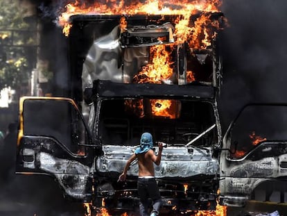 Un camión arde este martes durante una protesta de la oposición en Caracas.