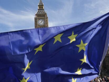 Una bandera europea ondea ante el Parlamento en Londres durante una manifestación anti-Brexit