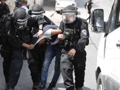 Policías israelíes detienen a un palestino, este viernes en Jerusalén Este.