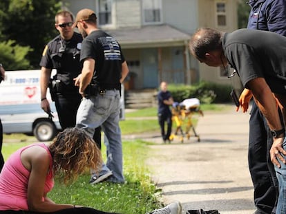 Personal sanitario atiende a una mujer con una sobredosis, en Warren (Ohio). Vídeo: el sheriff Richard K. Jones.