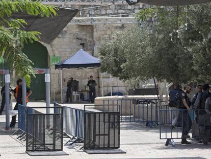 Fuerzas de seguridad israelíes custodian la Puerta de los Leones, en Jerusalén, este domingo.