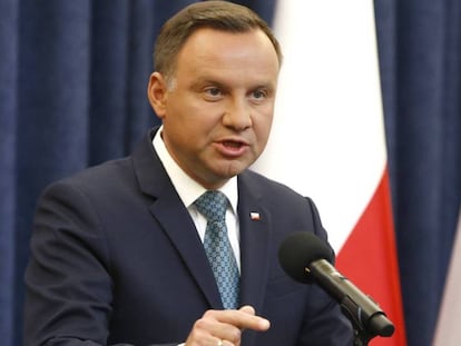 El presidente polaco Andrzej Duda este lunes en Varsovia tras anunciar la suspensión de la reforma judicial. En vídeo, las declaraciones de Duda.