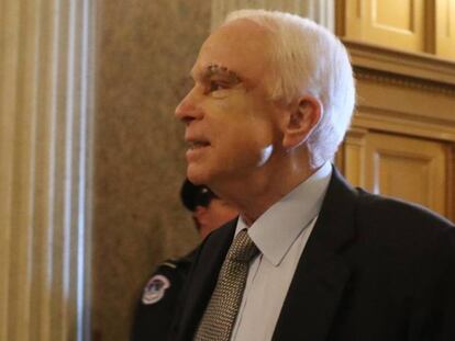 El senador John McCain a su llegada a la votación.