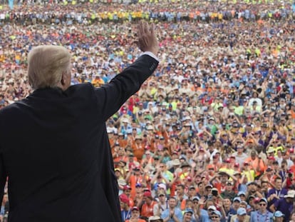 Donald Trump se dirige a la multitud en la reunión nacional de Scout.