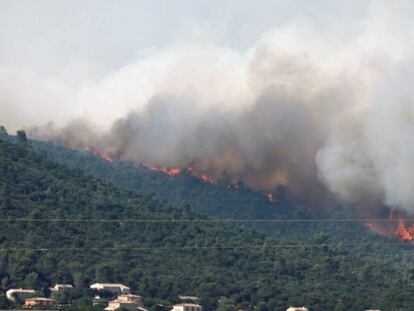 Las llamas y el humo amenazan las viviendas en Seillons, en el departamento de Var. JEAN-PAUL PELISSIER REUTERS