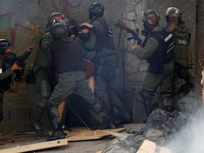Un manifestante es detenido en una protesta opositora en Caracas.
