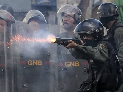 Miembros de la Guardia Nacional durante la protesta de la oposición.