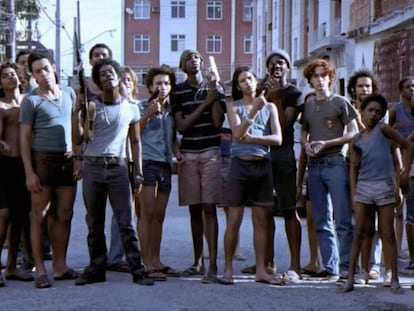 El reparto de 'Ciudad de Dios': Iván El Terrible, con pantalón corto, es el quinto desde la izquierda.