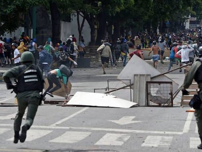 La Guardia Nacional trata de reprimir la protesta.