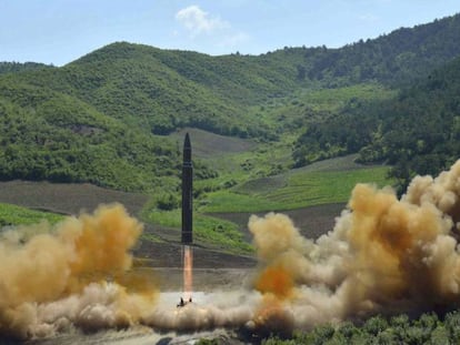 Foto distribuida el 4 de julio por el Gobierno de Corea del Norte muestra lo que supuestamente es un misil intercontinental. En el vídeo, el primer ministro de Japón, Shinzo Abe.