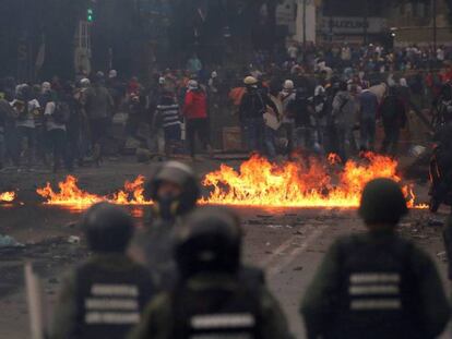 Confronto entre manifestantes e as forças de segurança venezuelanas.