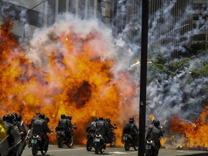 Una explosión en medio de varios policías el domingo en Caracas.