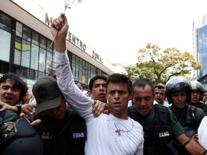 Leopoldo López en protesta. En vídeo, mensaje grabado por López previendo su detención.