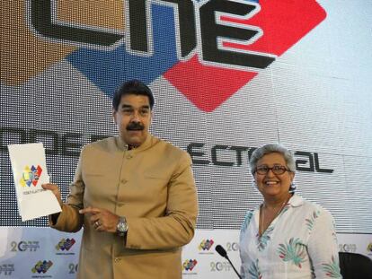 Nicolás Maduro, este lunes junto a la presidenta del Consejo Nacional Electoral, Tibisay Lucena.