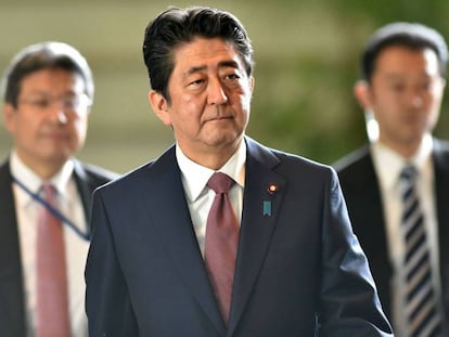 El primer ministro japonés Shinzo Abe llega a la reunión de su gabinete en Tokio.